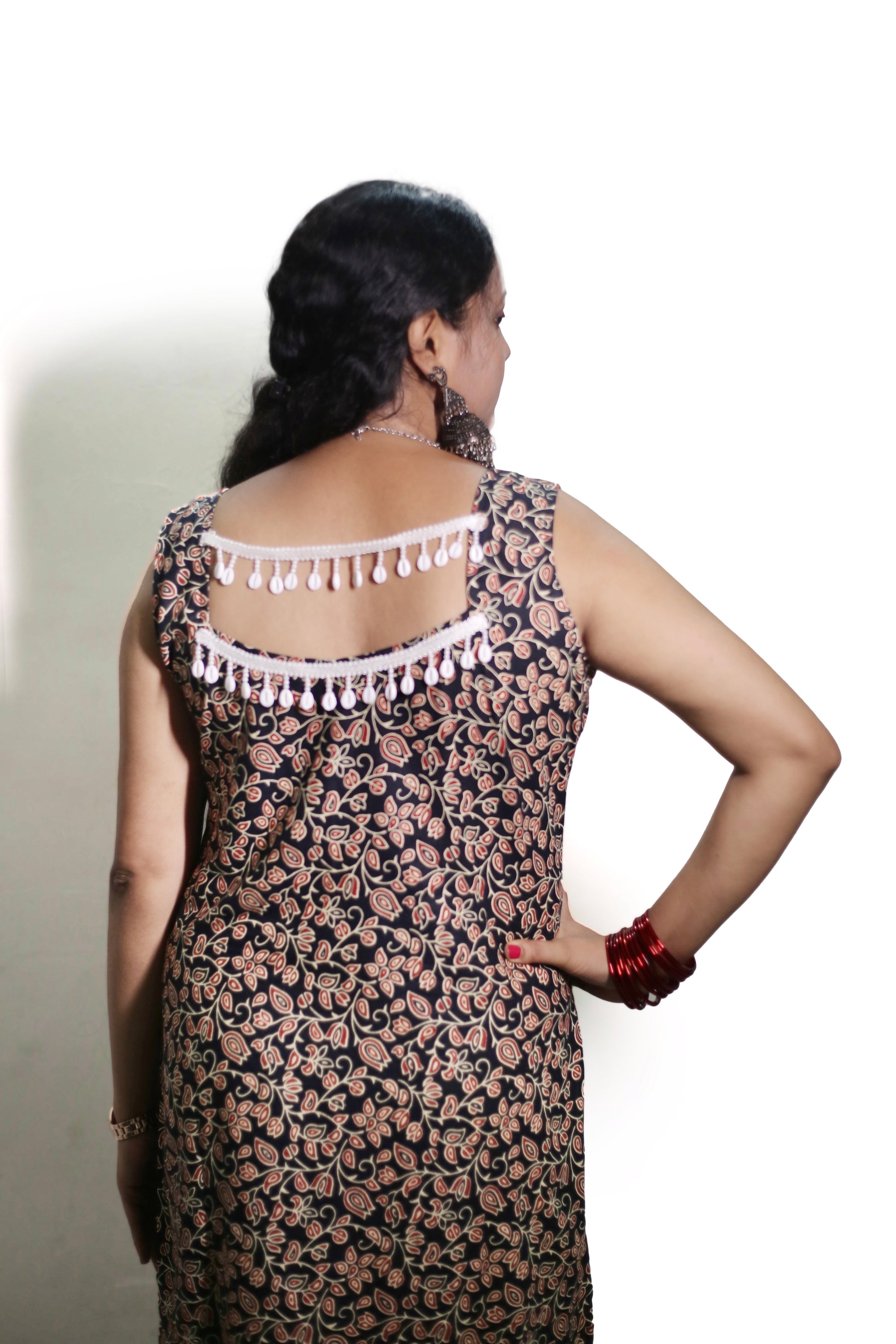 Naina(black sleeveless kurti)